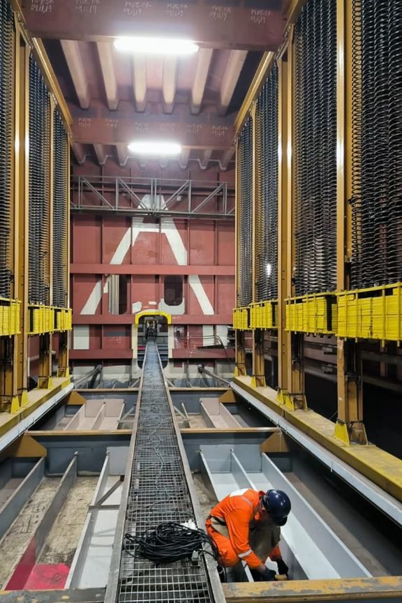 Inspetor da MV trabalhando em estrutura industrial de grande porte