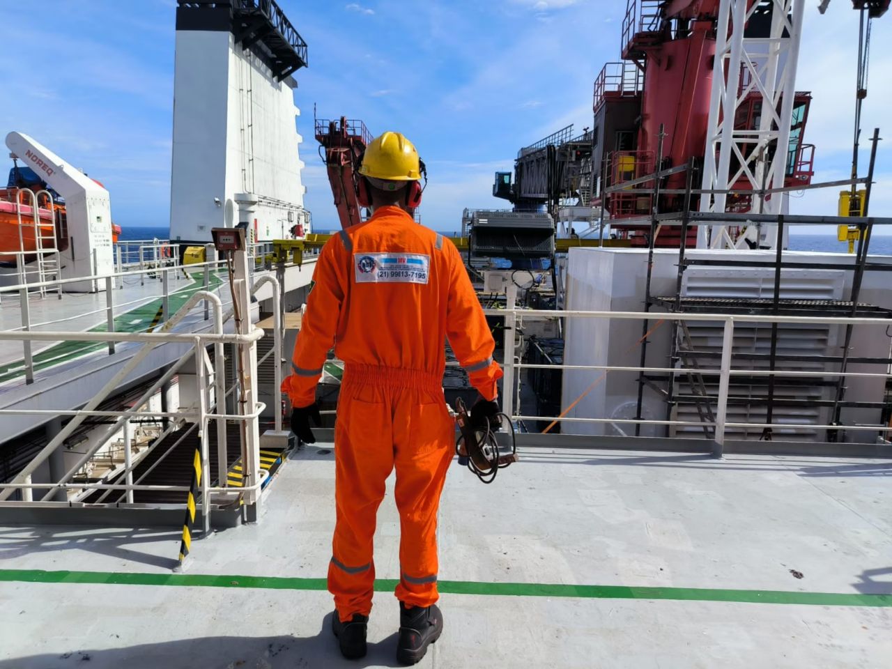 Inspetor da MV no convés de uma embarcação offshore